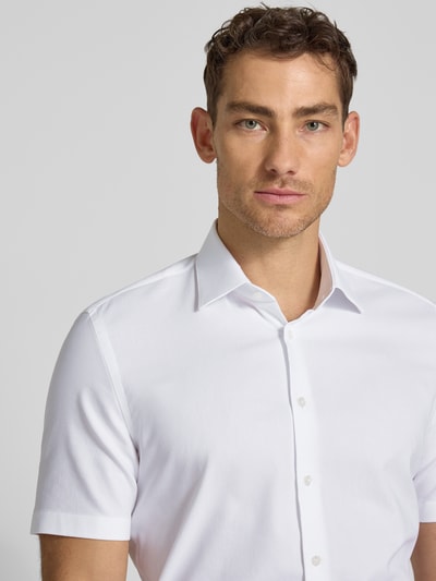 Männermodel trägt Slim Fit Business-Hemd mit Kentkragen von Jake*s, weiß, Knopfleiste, Baumwoll-Mix, Nahaufnahme Oberkörper.