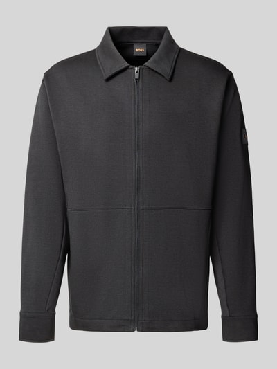 Produktfoto, schwarze Regular Fit Sweatjacke aus Baumwoll-Mix Modell 'PE_TWIST' von BOSS Orange, unifarbene glatte Textur, Reißverschluss, Hemdkragen, Label Patch, lange Ärmel mit Manschetten, seitliche Reißverschlusstaschen