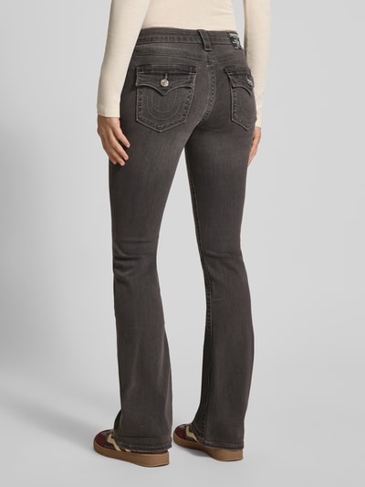 Kobiece modelka nosi Flared Jeans im Used-Look Modell 'BECCA' od TRUE RELIGION, mieszanka bawełny, rozkloszowany krój, wpuszczane kieszenie, efekt znoszenia, widok całej sylwetki z tyłu.