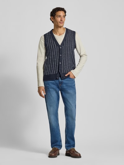 Männermodel trägt Strickweste mit V-Ausschnitt und Knopfleiste von Lindbergh, Material-Mix, Regular Fit, Ganzkörperansicht von vorne.