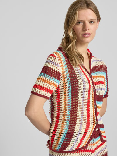 Frauenmodel trägt Strickjacke mit Kapuze Modell 'GERDI' von Topshop, mehrfarbig gestreift, reine Baumwolle, Nahaufnahme Oberkörper.