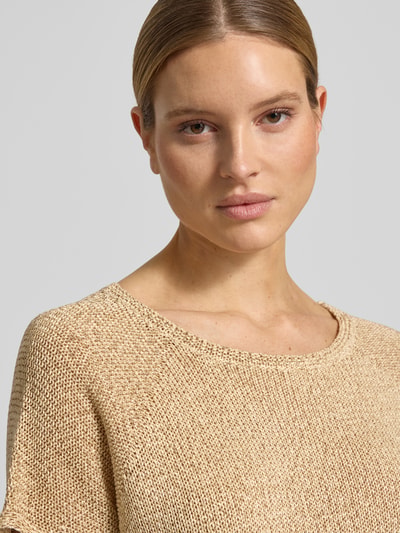 Frauenmodel trägt Relaxed Fit Strickpullover mit kurzem Arm von s.Oliver BLACK LABEL in Melange-Optik, Rundhals, Strick, Nahaufnahme Oberkörper.