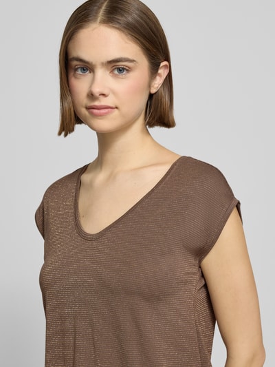 Frauenmodel trägt Regular Fit Shirt aus Viskose-Mix Modell 'BILLO' von Pieces, schimmernd, gestreift, Label-Stitching-Applikation, Nahaufnahme Oberkörper.
