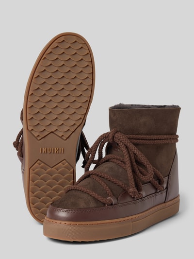 Produktfoto, Boots mit Schnürverschluss Modell 'Classic' von INUIKII in Braun, abgerundete Passform, profilierte Sohle, Wildleder-Textur.