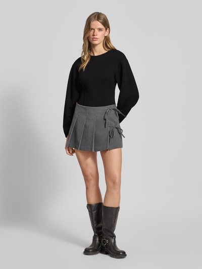 Frauenmodel trägt Shaped Fit Langarmshirt mit Viskose-Anteil Modell 'TOC' von Only in Schwarz, Sweat-Material, Rundhals, Ganzkörperansicht von vorne.