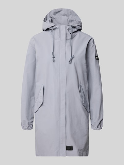 Produktfoto, hellgrauer Parka mit Label-Patches Modell 'AMETI' von khujo, gerader Schnitt, Kapuze mit Kordelzug, strukturierte Oberfläche