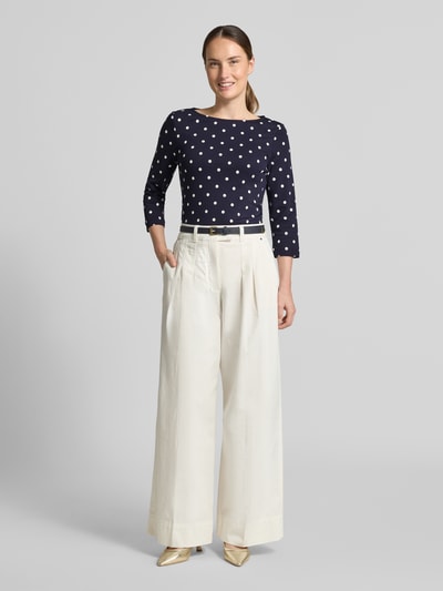 Frauenmodel trägt Shirt aus reiner Baumwolle mit 3/4-Arm von Christian Berg Woman, taillierte Passform, U-Boot-Ausschnitt, Ganzkörperansicht von vorne.