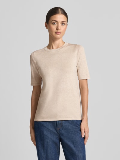 Frauenmodel trägt Regular Fit Pullover in Strick-Optik Modell "LULS" von ICHI, Viskose-Mix, beige, Kurzarm, Rundhalsausschnitt, Ganzkörperansicht von vorne.