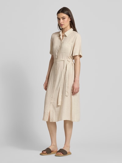 Frauenmodel trägt figurumspielendes Midi-Freizeitkleid von Pieces, Modell 'PIA', beige, V-Ausschnitt, Knopfleiste, Kurzarm, Ganzkörperansicht von vorne