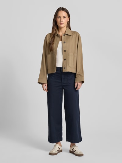 Frauenmodel trägt Regular Fit Culotte aus Baumwoll-Mix von Lauren Ralph Lauren in Dunkelblau, unifarben, Ganzkörperansicht von vorne.