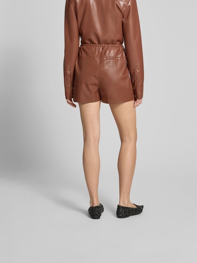 Nanushka Shorts in Leder-Optik Mittelbraun 5