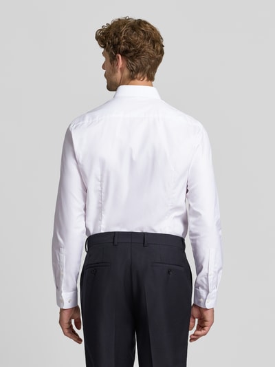 Männermodel trägt weißes Slim Fit Businesshemd aus reiner Baumwolle von Jake*s, kombiniert mit dunkler Hose, Ganzkörperansicht Rückansicht.