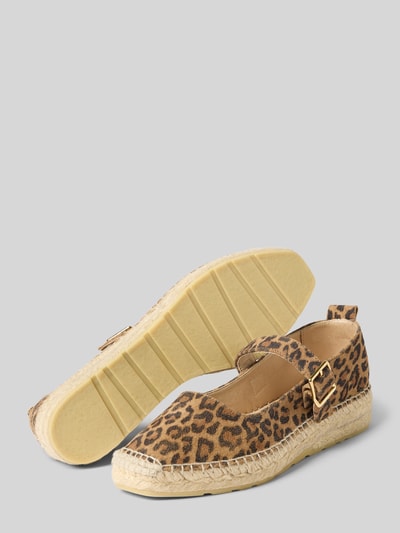Produktfoto, Ballerinas im Animal-Look Modell 'BALLERINE LEO' von Espadrij, Leopardenmuster, beige-braune Farbtöne, abgerundete Spitze, Riemen mit Dornschließe, sichtbare Bastsohle, Absatzhöhe 3 cm, Schafthöhe 6 cm, Schaftweite 18 cm