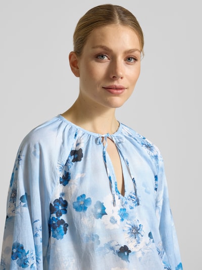 Frauenmodel trägt Regular Fit Bluse im Allover-Look mit Schlüsselloch-Ausschnitt von monari aus Baumwoll-Viskose-Mix, Nahaufnahme Oberkörper.