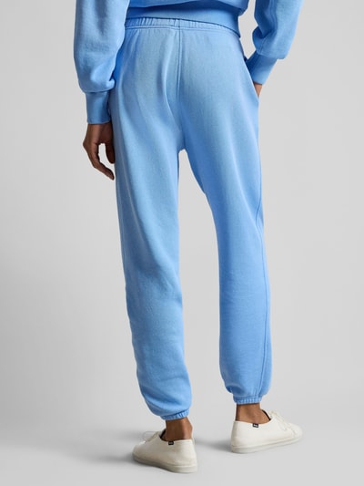 Frauenmodel trägt Relaxed Fit Sweatpants aus reiner Baumwolle von Polo Ralph Lauren in Hellblau mit elastischem Bund und Logo-Stitching, Ganzkörperansicht Rückansicht.