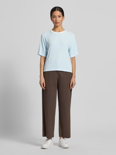 Frauenmodel trägt Regular Fit T-Shirt aus Modal-Mix Modell 'Jana' von MSCH Copenhagen, Damen T-Shirt hellblau-weiß gestreift, Rundhalsausschnitt, Halbarm, Rückenlänge bei Größe S/M 53 cm, Ganzkörperansicht von vorne.