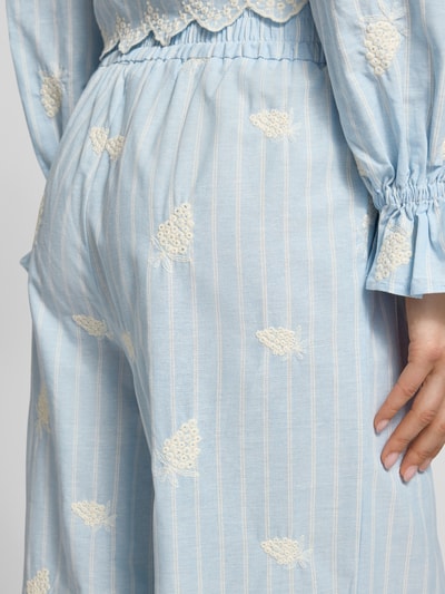 Frauenmodel trägt HOSE mit Stitchings und elastischem Bund Modell 'Leni' von OH APRIL aus Reine Baumwolle, Relaxed-Fit, Detailaufnahme.
