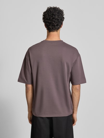 Männermodel trägt Boxy Fit T-Shirt aus Baumwoll-Mix Modell 'CASPIAN AIRFLEX BOXY' von Only & Sons, Optik: Unifarben, kühlend, atmungsaktiv, feuchtigkeitsregulierend, Ganzkörperansicht Rückansicht.
