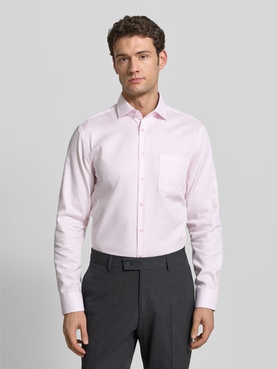 Męski model nosi Regular Fit Businesshemd aus Baumwolle mit Kentkragen od SEIDENSTICKER, jasnoróżowy, listwa guzikowa, brustasza, ganzkörperansicht z przodu. Długość tyłu 83 cm, szerokość ramion 44 cm, długość rękawów 67 cm, rozmiar 40.