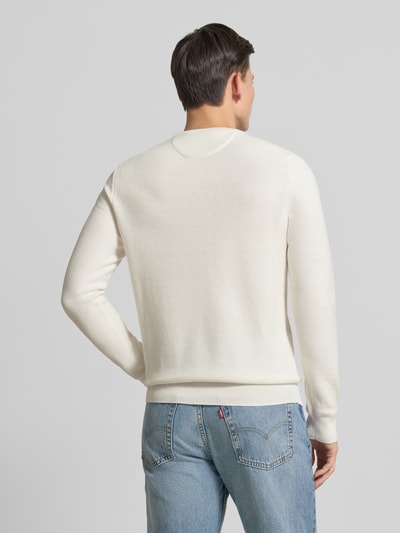 Męski model nosi Sweter z dzianiny z wyhaftowanym logo od Polo Ralph Lauren, bawełna, krój regular fit, prążkowane wykończenia, okrągły dekolt, długość tyłu 72 cm, długość rękawów 69 cm, widok całej sylwetki od tyłu.