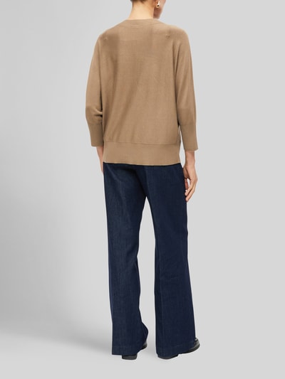 Frauenmodel trägt Regular Fit Marlenehose aus Baumwoll-Mix von s.Oliver BLACK LABEL in Dunkelblau, glatte Textur, Ganzkörperansicht Rückansicht.