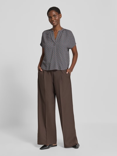 Vrouwenmodel draagt Blusenshirt aus Viskose met Serafino-Ausschnitt van zero, zuiver viscose, loose fit, kapmouwen, ruglengte bij maat 36: 56 cm, vooraanzicht hele lichaam