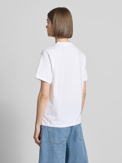 Frauenmodel trägt Damen T-Shirt mit Label-Patch von Carhartt Work In Progress aus Reine Baumwolle, Gerader-Schnitt, Rückenlänge 58 cm, Ganzkörperansicht Rückansicht.