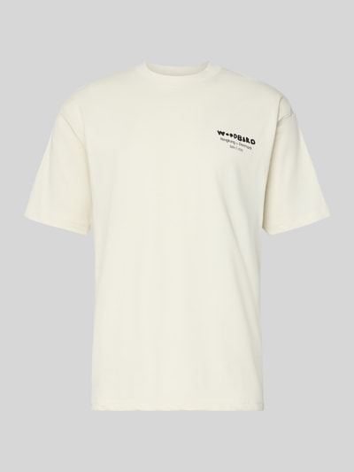 Produktfoto, T-Shirt mit Label-Print Modell 'Baine' von WOODBIRD aus bawełny, krój regular fit, kremowy kolor, okrągły ściągacz, długość tyłu w rozmiarze M: 69 cm