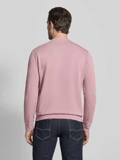 Männermodel trägt Regular Fit Sweatshirt aus reiner Baumwolle Modell 'WESTART' von BOSS Orange, Optik: Unifarben, Ganzkörperansicht Rückansicht.