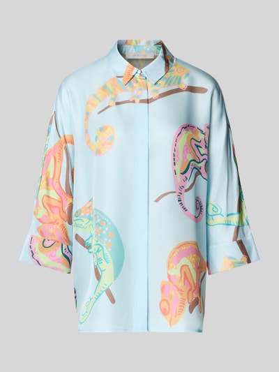 Produktfoto, Bluse mit Hemdblusenkragen und 3/4-Arm von HERZENS in Hellblau mit buntem Chamäleon-Muster, gerader Schnitt, glatte Textur