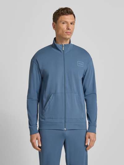 Mannelijk model draagt Regular Fit Sweatjacke aus Baumwoll-Mix Modell 'LAZE ZIP' van HUGO in effen blauw, steekzakken, bovenlichaam vooraanzicht.