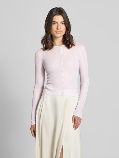Kobiece modelka nosi Kardigan rozpinany z mieszanki wiskozy od Jake*s Cocktail, krój slim fit, okrągły dekolt, prążkowane wykończenia, długość tyłu w rozmiarze 36: 49 cm, jasnoróżowy odcień o delikatnej, gładkiej fakturze, pełen przód.