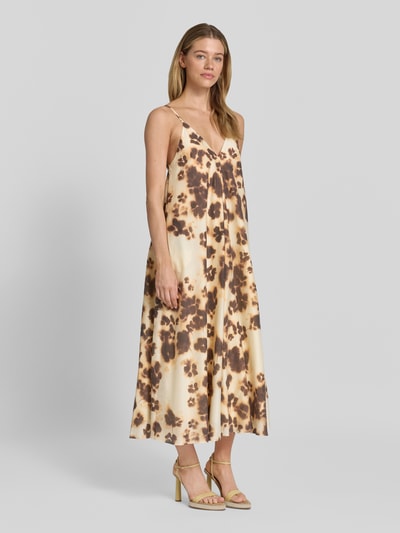 Kobiece modelka nosi sukienka koktajlowa 'Cocktailkleid aus Lyocell-Mix mit V-Ausschnitt' von Jake*s Cocktail, mieszanka lyocellu i lnu, linia a, sukienka midi, wzór na całej powierzchni, dekolt w serek, cienkie ramiączka, długość tyłu w rozmiarze 36: 104 cm, szerokość w rozmiarze 36: 46 cm, w odcieniach beżu i brązu, gładka tekstura, całkowity widok z przodu.