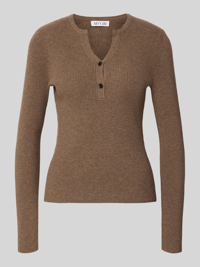 Produktfoto, Longlseeve in Strick-Optik von MYON in Braun mit V-Ausschnitt, Knopfleiste, Rippstruktur, körpernaher Schnitt, Damen Longsleeve