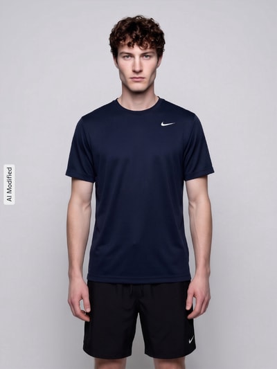 Mężczyzna model nosi Regular Fit Sport-T-Shirt mit Logo-Print od Nike, granatowy kolor, gładka tekstura, męski t-shirt sportowy Nike Training, Ganzkörperansicht von vorne, KI-modifiziertes Bild.