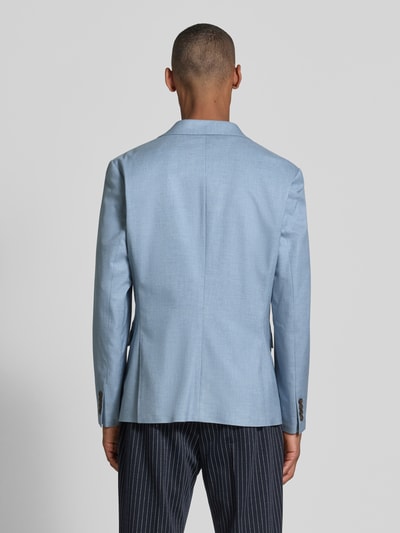 Männermodel trägt Slim Fit Anzugsakko mit Woll-Anteil Modell 'SLIM-MAX LANO' von SELECTED HOMME in Hellblau, Melange, Rückansicht.