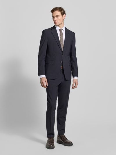Männermodel trägt Modern Fit Businesshemd mit extra langem Arm von OLYMP, dunkelblau, Kentkragen, Ganzkörperansicht von vorne.