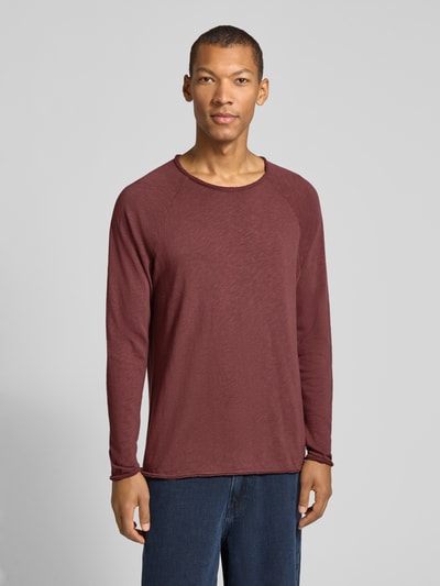 Męski model nosi Longsleeve mit Rundhalsausschnitt Modell 'SONOMA' od American Vintage, czysta bawełna, krój regular fit, długość tyłu w rozmiarze M: 68 cm, widok całej sylwetki z przodu.