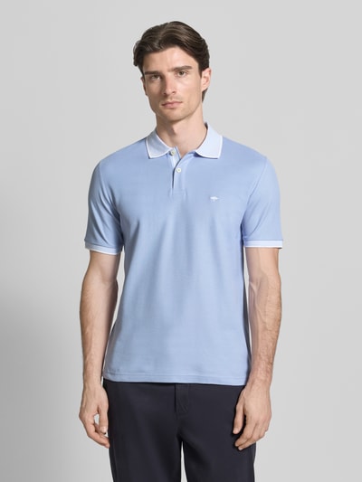 Männermodel trägt Modern Fit Poloshirt mit Stitching van Fynch-Hatton in lichtblauw, katoen, polokraag, knoopsluiting, vooraanzicht bovenlichaam