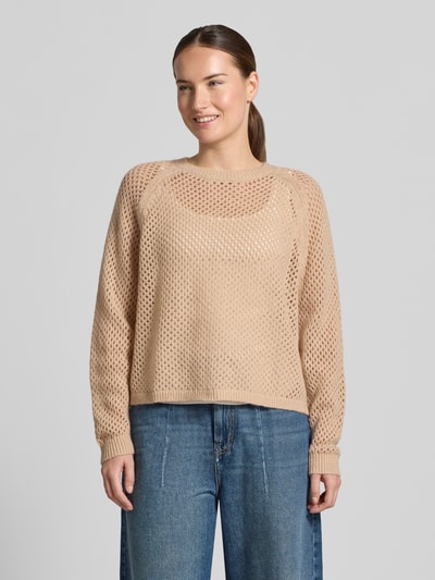 Frauenmodel trägt Strickpullover mit Kaschmir-Anteil von Luisa Cerano in Beige, Oversized-Form, Rundhalsausschnitt, Lochmuster, Raglanärmel, kombiniert mit Jeans, Ganzkörperansicht von vorne.