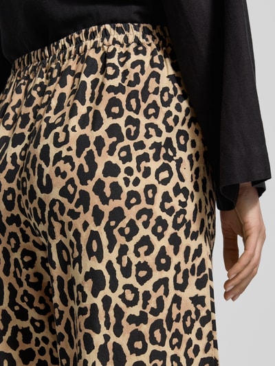 Frauenmodel trägt Stoffhose aus Viskose-Mix im Allover-Look Modell 'PRISILLA' von Vila mit elastischem Bund, Detailaufnahme Rückansicht.