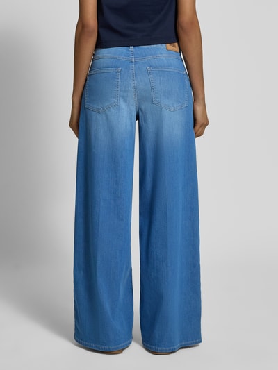 Frauenmodel trägt Jeans mit weitem Bein Modell 'LIVA' von Angels, Used-Look, Baumwoll-Mix, Bügelfalten, Ganzkörperansicht Rückansicht.