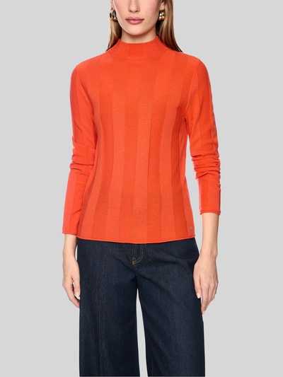 Frauenmodel trägt Strickpullover aus Schurwolle-Mix mit Stehkragen von Marc Cain in Orange, dezente Längsstreifen, Slim Fit, Nahaufnahme Oberkörper, Damen Strickpullover, Kaschmir-Anteil, Label-Detail, Rückenlänge 55 cm, Ärmellänge 66 cm.