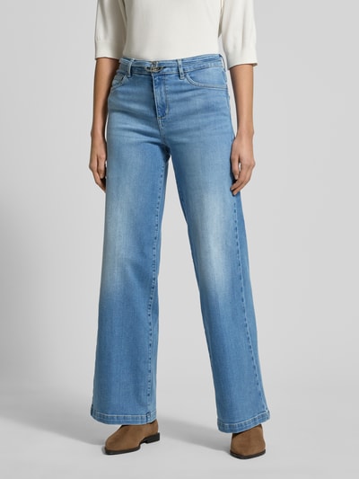 Frauenmodel trägt Flared Jeans mit 5-Pocket-Design von Liu Jo White aus blauem Baumwoll-Mix mit Stoffgürtel, Ganzkörperansicht von vorne.