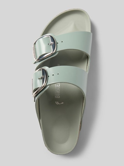 Produktfoto, Hausschuhe aus echtem Leder Modell 'Arizona' von Birkenstock in sanftem Mintgrün mit Zierschnallen, abgerundete Passform, Absatzhöhe: 3 cm, Schaftweite: 7 cm, Struktur glattes Leder