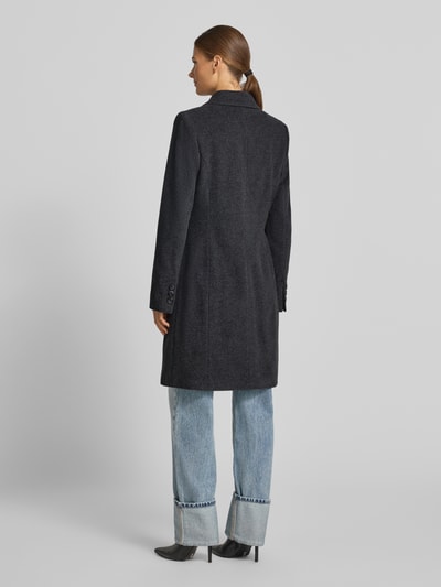 Vrouwenmodel draagt Mantel aus Woll-Mix mit Reverskragen und Pattentaschen van FUCHS SCHMITT in donkergrijs, straight fit, mix van wol en kasjmier, reverskraag, knoopsluiting, klepzakken, ruglengte maat 36 95 cm, schouderbreedte 42 cm, borstwijdte 48 cm, mouwlengte 66 cm, volledige achteraanzicht.
