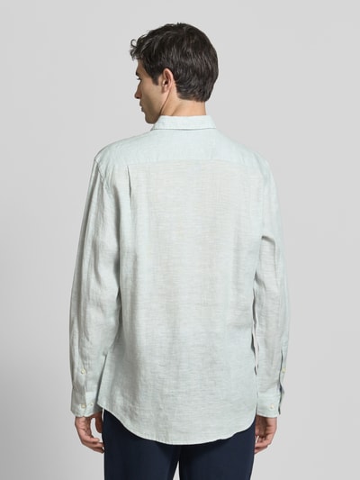 Männermodel trägt Slim Fit Leinenhemd mit Brusttasche von Christian Berg Men in hellem Leinen, Rückenlänge 79 cm, Ganzkörperansicht Rückansicht.