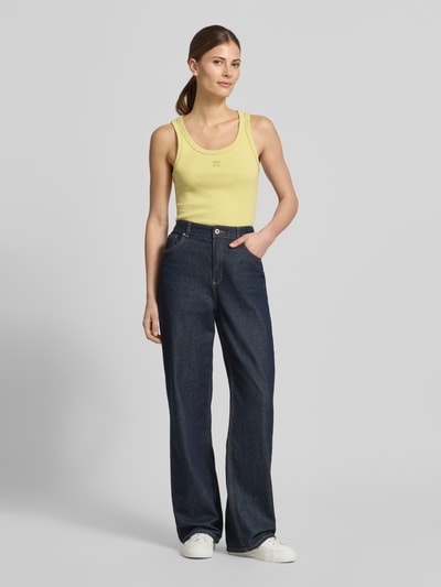 Frauenmodel trägt Slim Fit Tank Top aus Baumwoll-Mix Modell 'DATAMIA' von HUGO in Unifarbe mit Label Stitching, Ganzkörperansicht von vorne.