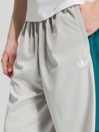 adidas Originals Loose Fit Sweatshorts mit Logo-Stitching Hellgrau 5