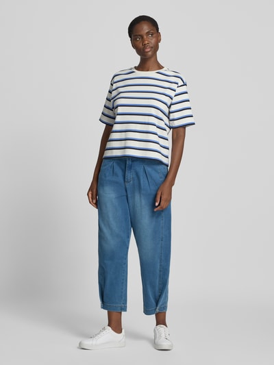 Frauenmodel trägt Barrel Fit Jeans mit Eingrifftaschen Modell 'Alba Cozy' von Buena Vista in mittlerem Jeansblau, Ganzkörperansicht von vorne. Damen Jeans, Baumwoll-Mix mit Stretch-Anteil, Knopfverschluss am Beinabschluss, lockere Passform, Größe S mit 38 cm Bundweite und 65 cm Innenbeinlänge.